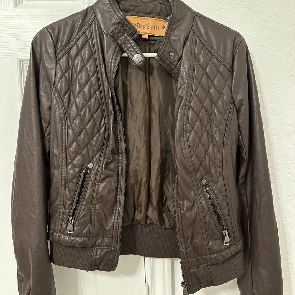 Leather jacket 🧥 Size small and brown color
